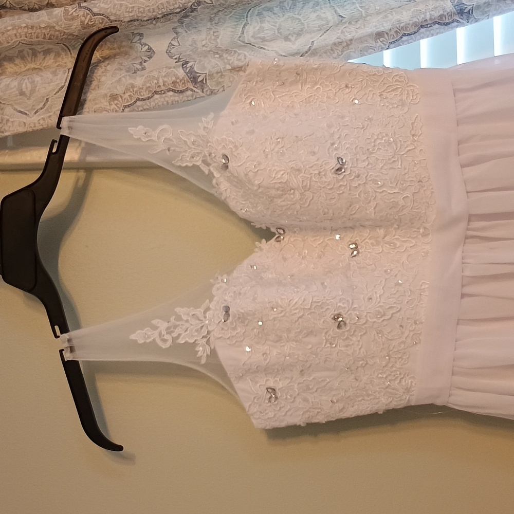 2024 Chiffon Long Elegant V-neck White Lace Gown With Tie Back - Picture 2 of 7